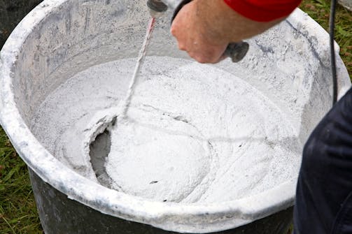 Häll 25 kg Skalcem 1000 i en stor murarbalja och tillsätt 5-7 liter kallt, rent vatten. Blanda ordentligt med en omrörare, tills det får en enhetlig och krämig konsistens. Det är viktigt att putsen är ganska fuktig, om du väljer att kvasta på den. Häll 25 kg Skalcem 1000 i en stor murarbalja och tillsätt 5-7 liter kallt, rent vatten. Blanda ordentligt med en omrörare, tills det får en enhetlig och krämig konsistens. Det är viktigt att putsen är ganska fuktig, om du väljer att kvasta på den.